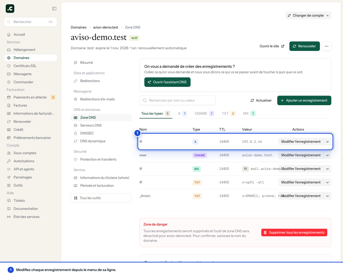 Éditeur de la zone DNS du domaine de démonstration : ligne d'un enregistrement A et menu pour le modifier